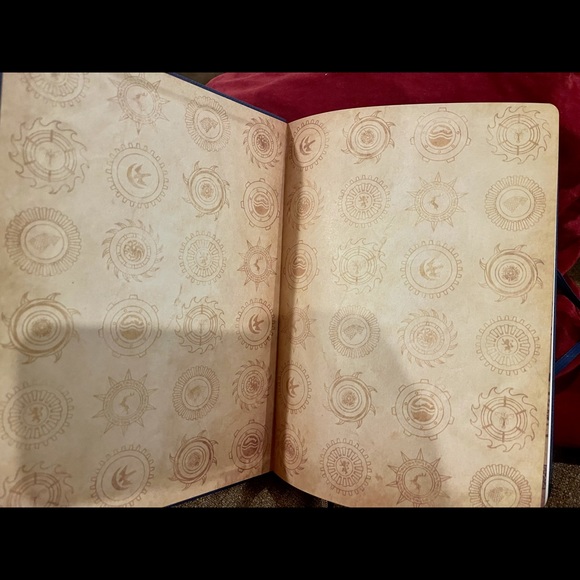 NWOT GAME OF THRONES DELUXE HARDCOVER SKETCHBOOK - Picture 6 of 7